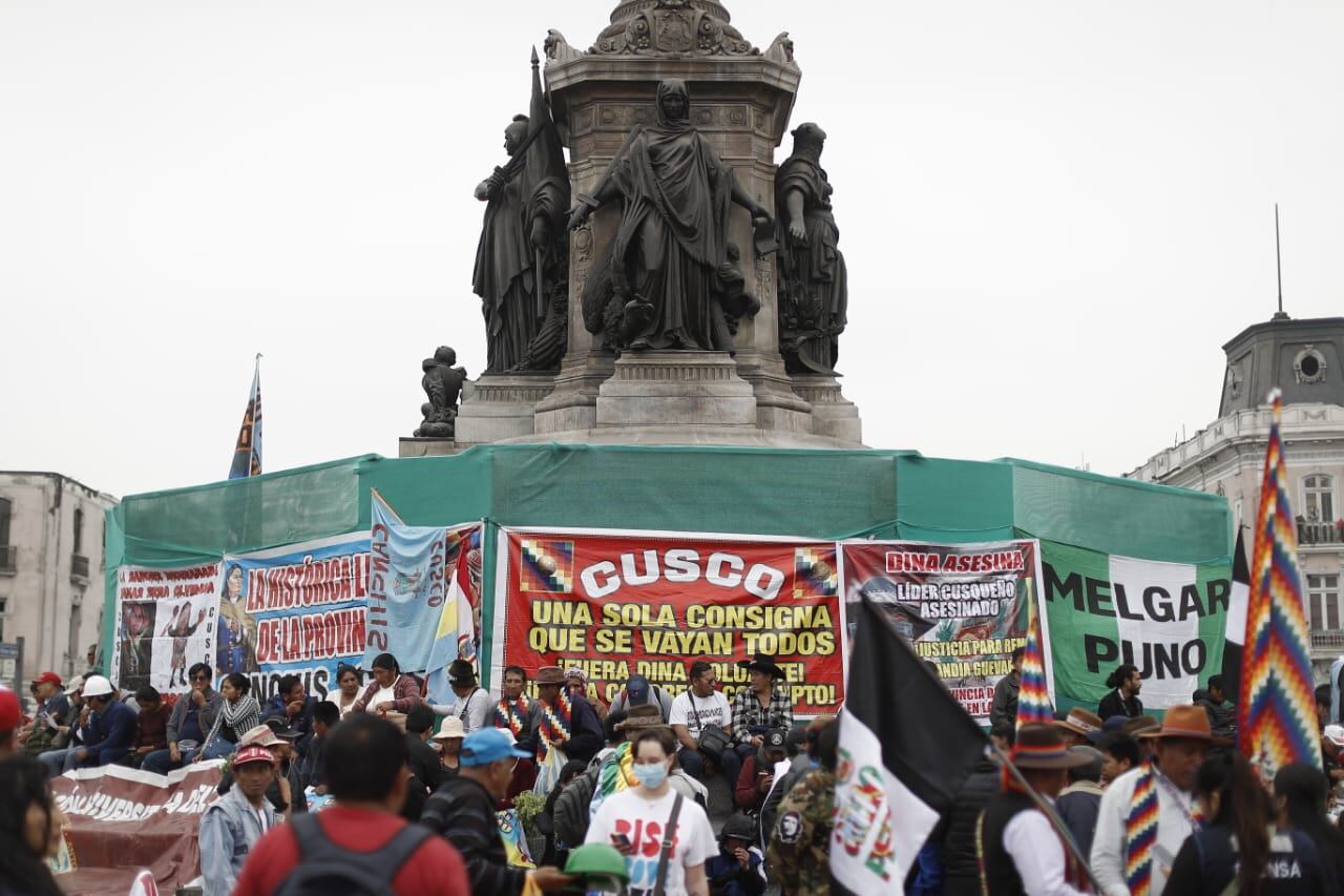 Cabe mencionar que, desde muy temprano, Fuerzas Armadas y otros agentes del orden resguardan los principales puntos del Centro de Lima.