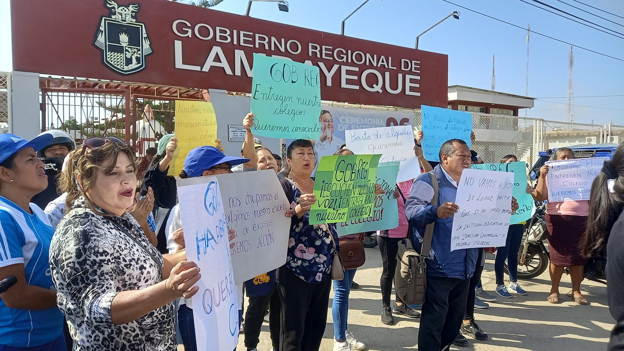 Un grupo de padres de familia exigen la entrega de la obra.