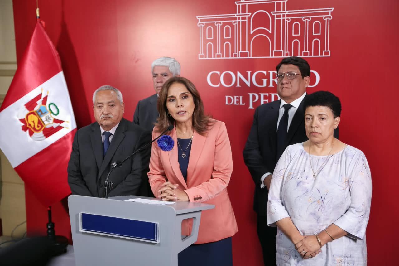 Lourdes Alcorta y Patricia Juárez criticaron a las bancadas opositoras tras una nueva suspensión de la sesión, que impidió avanzar con el predictamen sobre seguridad ciudadana y el fenómeno El Niño.. Fotos: Joel Alonzo/ @photo.gec