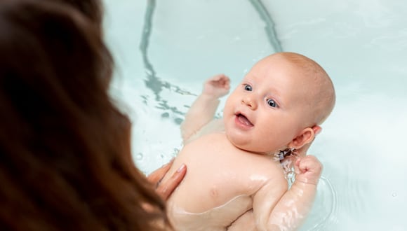La correcta temperatura del agua y de la habitación, así como la posición en la que se encuentra el bebé durante el baño son algunos de los factores que influyen en un baño gratificante para el recién nacido.