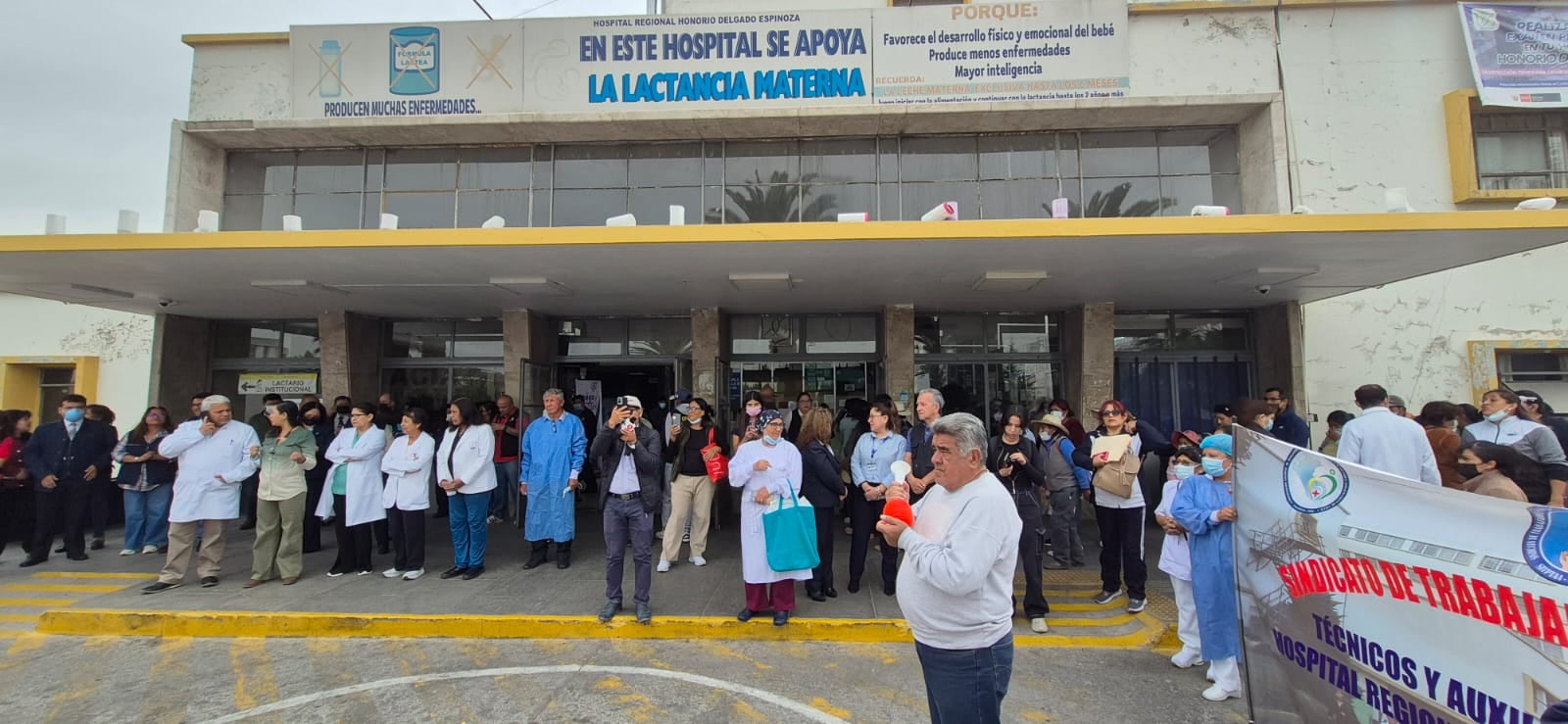 Protesta de médicos y administrativos en hospital Honorio Delgado. Foto: Pedro Torres/GEC.