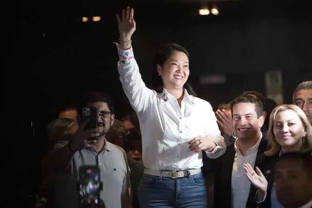 Keiko Fujimori saluda a sus simpatizantes tras pronunciarse sobre el conteo rápido (Fotos: Julio Reaño/GEC)