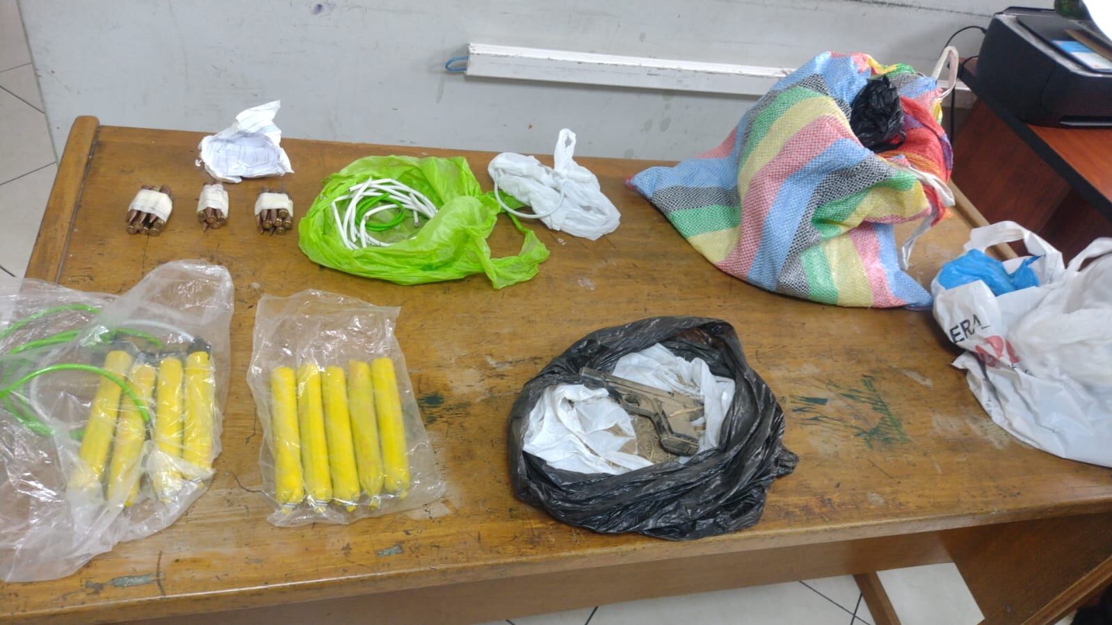 Explosivos para amenazar a propietarios. (Foto: Difusión)