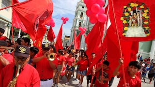 Bandera roja celebra a San Chabaco en el inicio de los carnavales