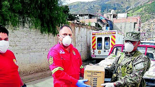 Tarma: Bomberos entregan guantes a la Policía Nacional y al Ejército Peruano 