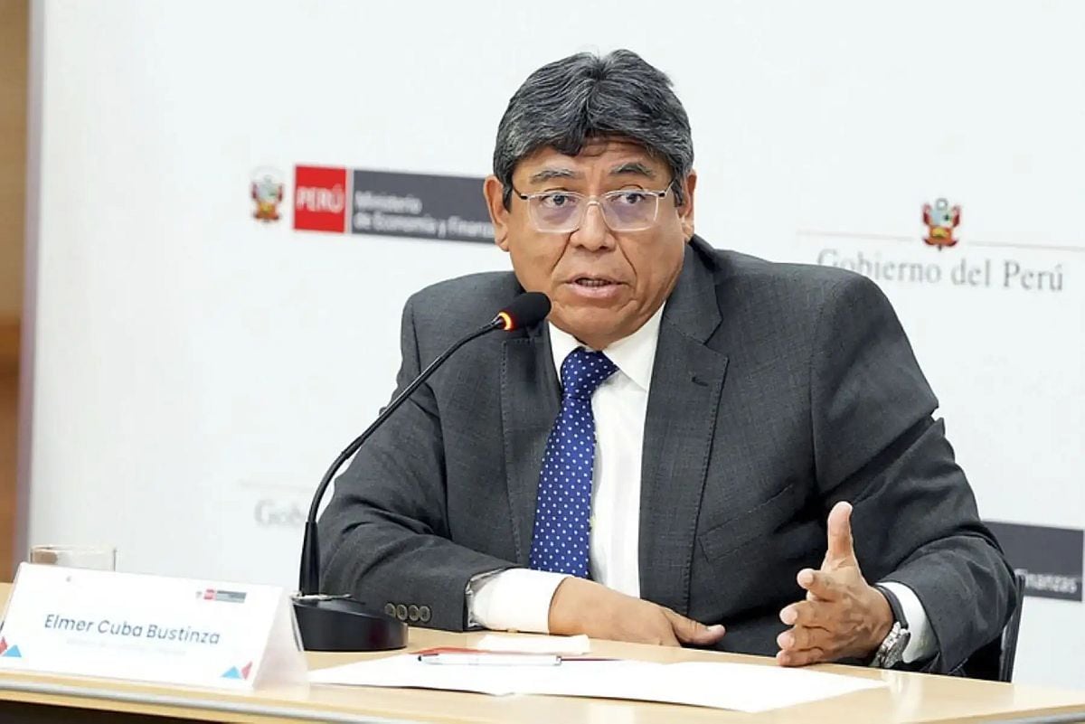 El ministro Elmer Cuba anunció que el primer aumento será en noviembre de 2026 y el segundo en abril de 2027. (Foto: MEF)