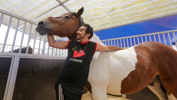 La elegancia y destreza de los caballos artistas en La Tarumba. (Foto: Leonardo Cuito)