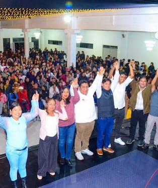 Juan Seminario presentó al candidato a gobernador regional Walter Anchapuri ante sus militantes. (Foto: Difusión)