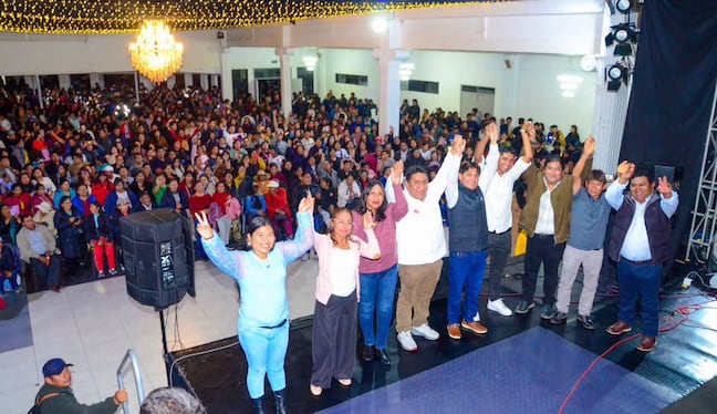 Juan Seminario presentó al candidato a gobernador regional Walter Anchapuri ante sus militantes. (Foto: Difusión)