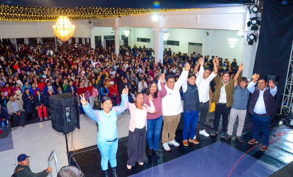 Juan Seminario presentó al candidato a gobernador regional Walter Anchapuri ante sus militantes. (Foto: Difusión)