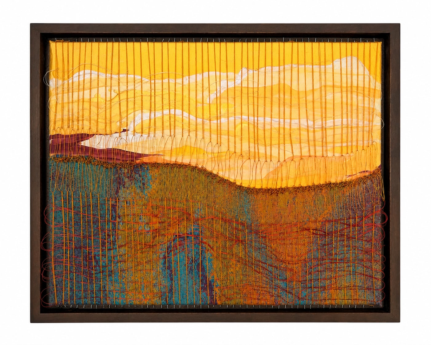 Tras su exposición individual “Paisaje Nodal” de 2019, la artista peruana Kristie Arias presenta una serie de obras inéditas elaboradas con fibras de alpaca, oveja y seda, inspiradas en la colección geológica del Museo Andrés del Castillo.