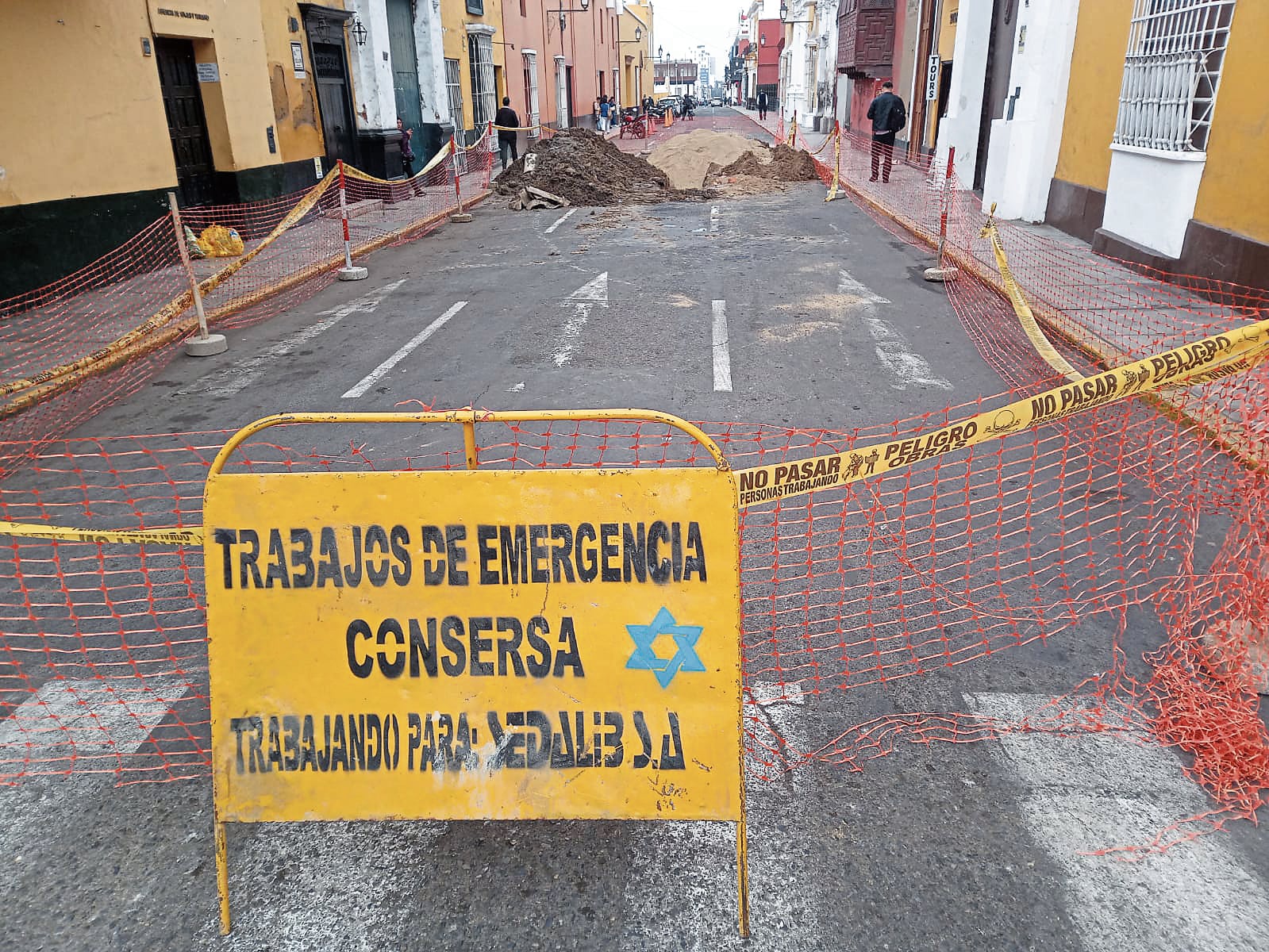 Colapso de redes de alcantarillado en la quinta cuadra del jirón Independencia originó el hundimiento de la vía. Sedalib cercó la zona para realizar trabajos, lo que originó caos vehicular.