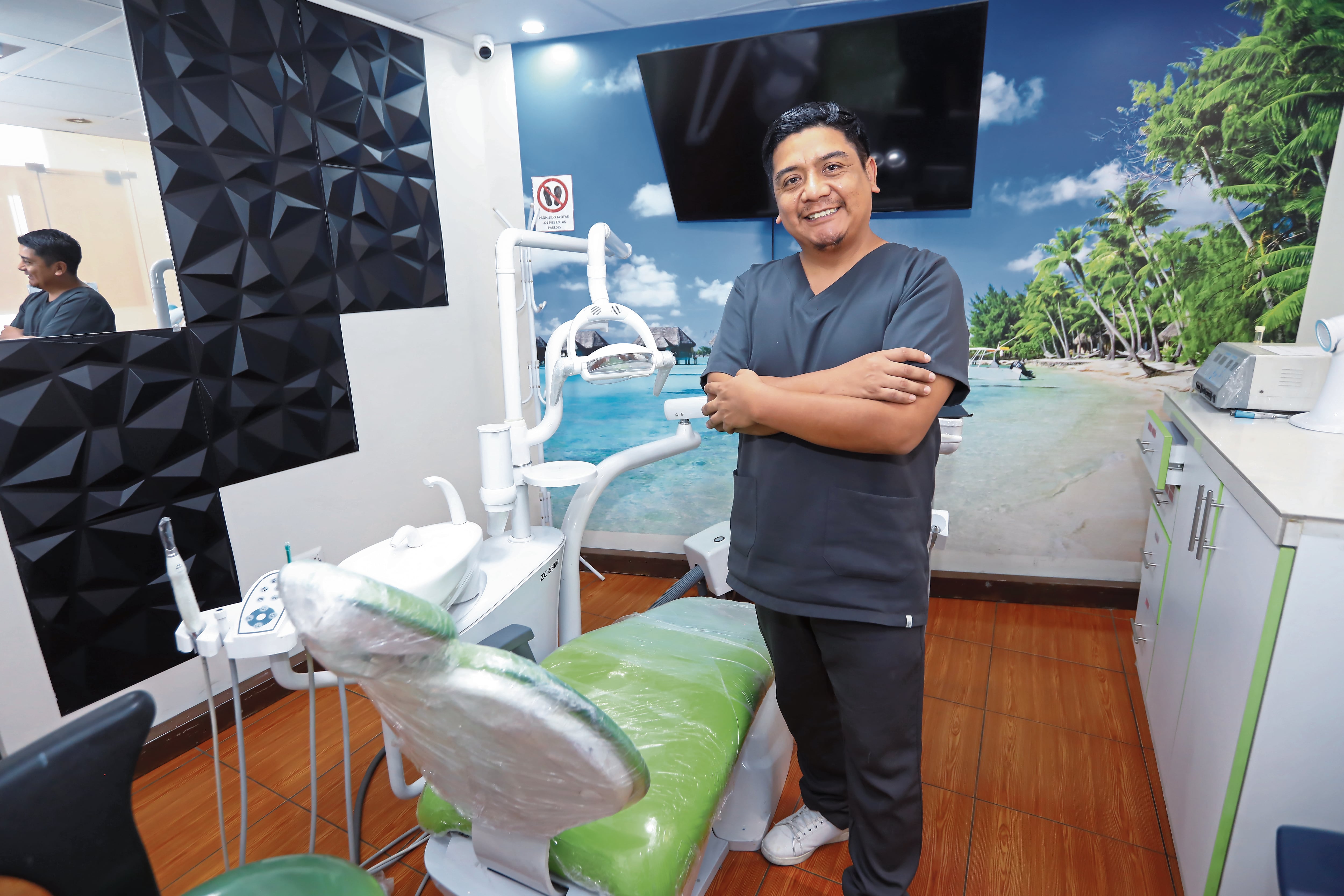 El especialista resalta la importancia de visitar al menos una vez al año al dentista. Foto: GEC.