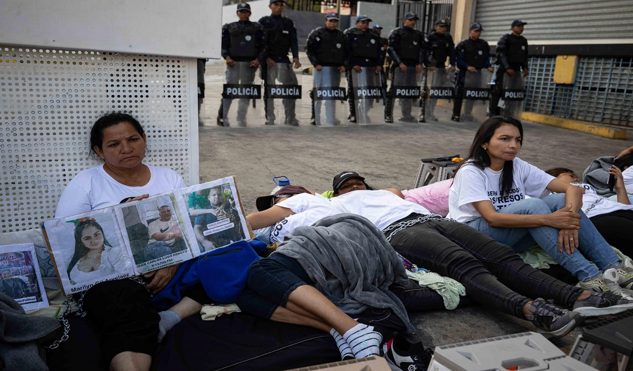 Protestan por el incumplimiento de la promesa hecha por el presidente del Parlamento, Jorge Rodríguez. EFE/ Ronald Peña R