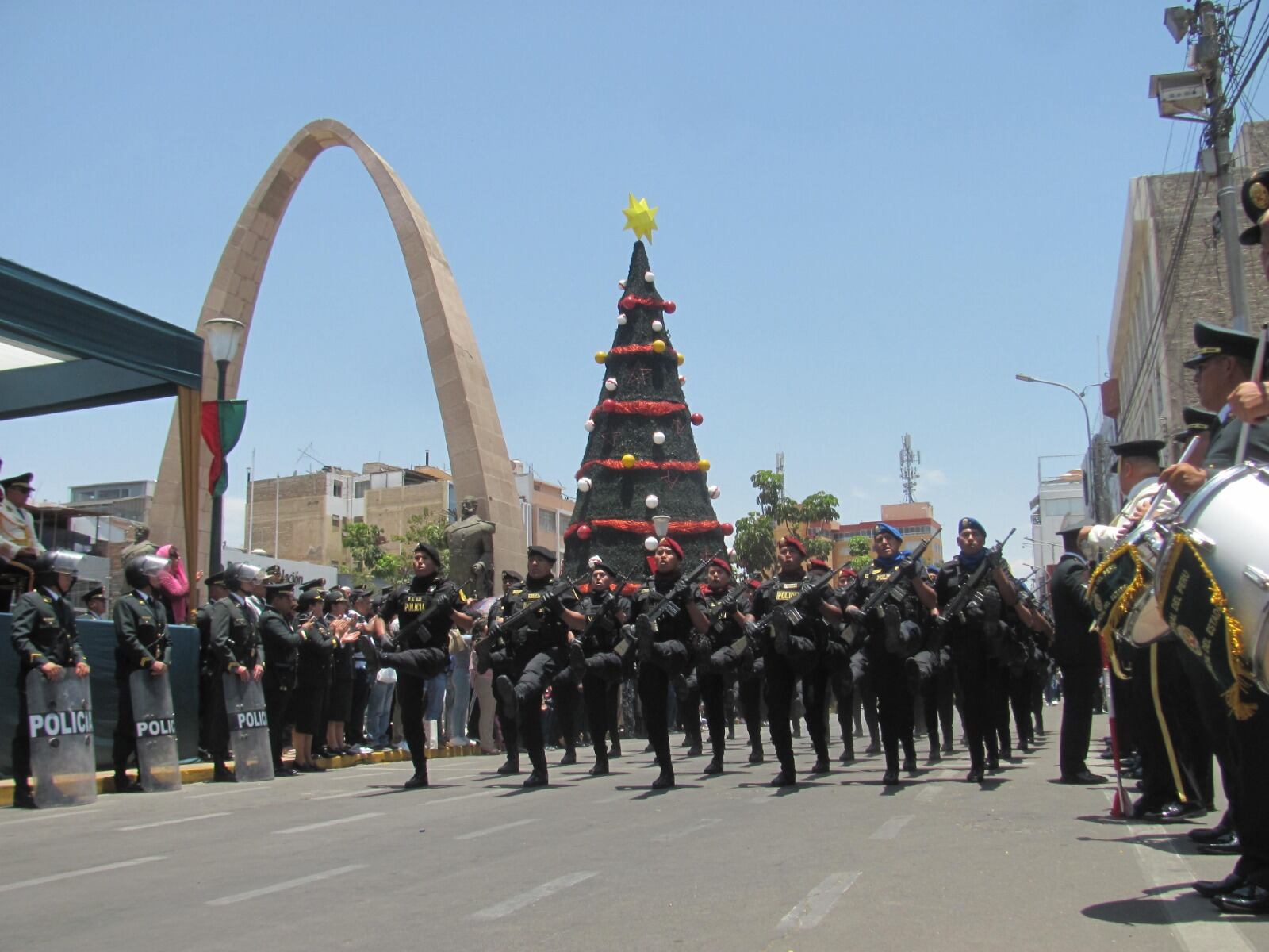 Fuerza y coraje de jóvenes policías de las fuerzas especiales en su paso por el estrado oficial. (Foto: Julio Chatta)