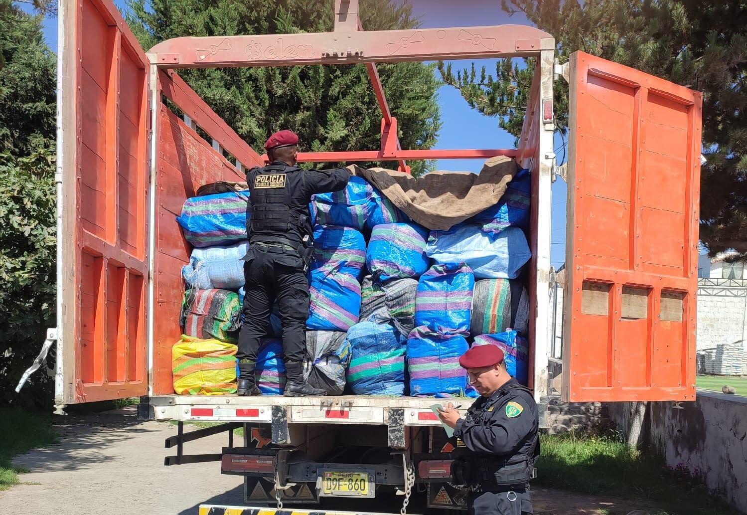 Intervención policial en camión. Foto: cortesía.