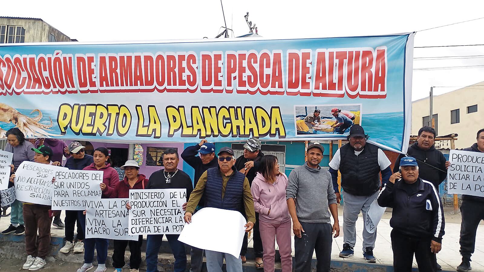 Los pescadores se manifestaron en la Panamericana Sur. Foto: GEC.