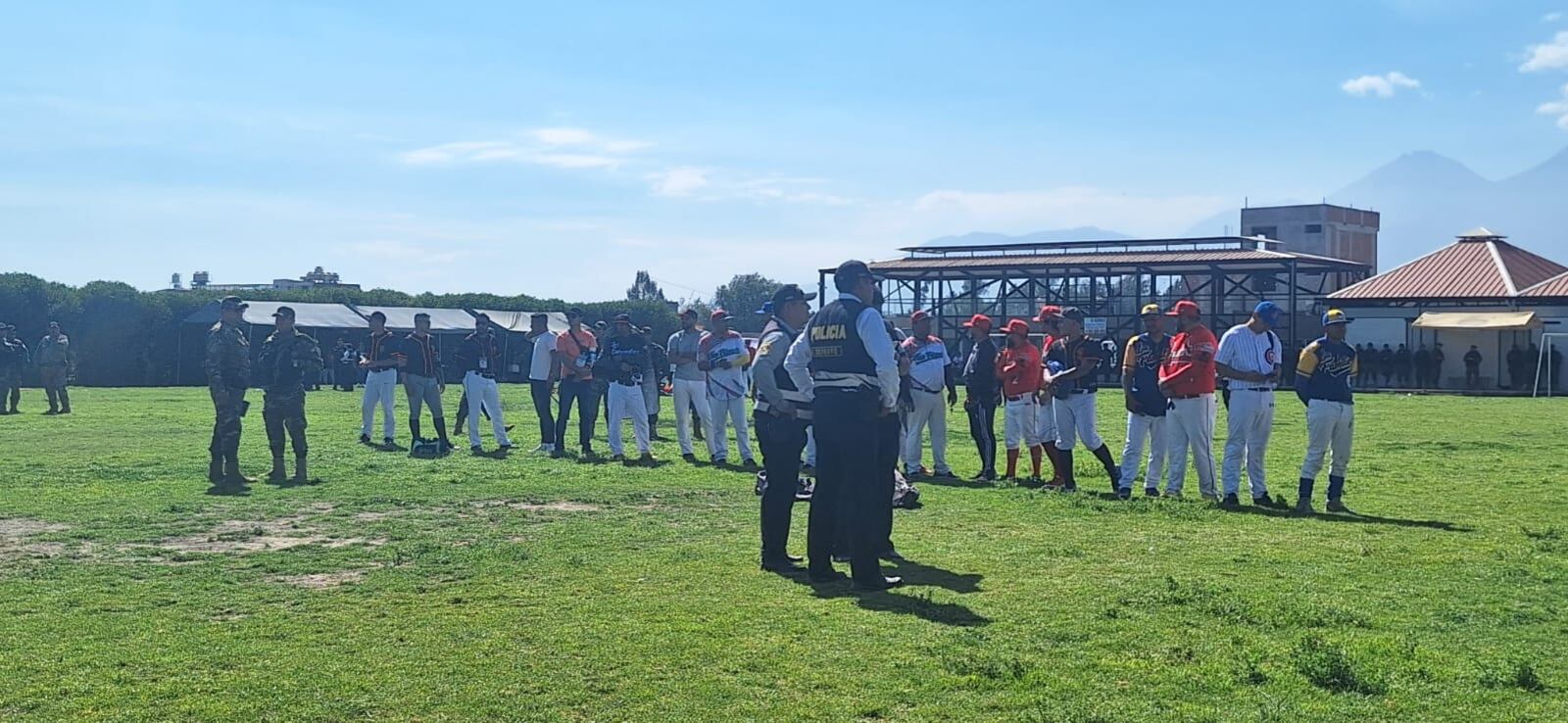 Jugaban beisbol en campo deportivo de Socabaya. (Foto: GEC)