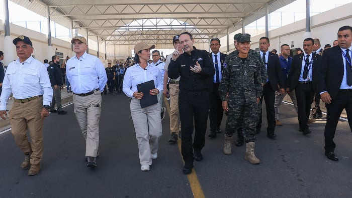 La mandataria recorrió el centro penitenciario junto a ministros peruanos y autoridades salvadoreñas. FOTO: PRESIDENCIA