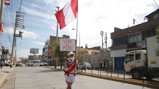 Bicentenario: atleta corre 22 kilómetros en Huancayo llevando bandera peruana en su espalda