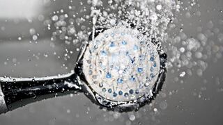 Cientos en TikTok quedan sorprendidos con un truco para dejar la ducha impoluta