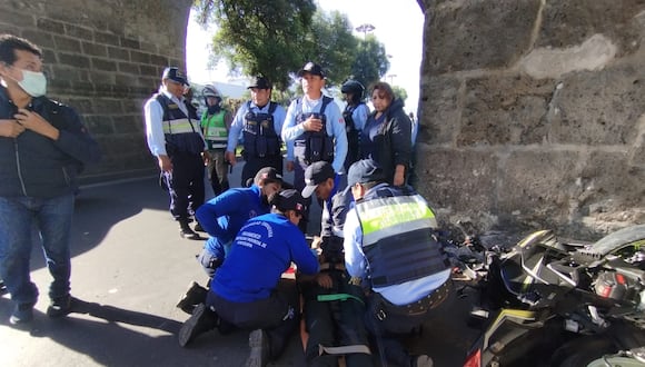 Policía muere en Arequipa, luego de chocar con el pilar del Puente Bolognesi