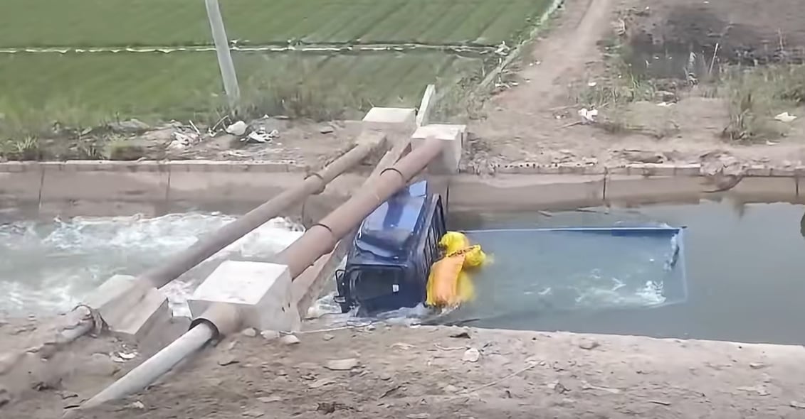 Arequipa: Camión cargado de papas cae a canal de regadío y conductor se salva de morir en Camaná
