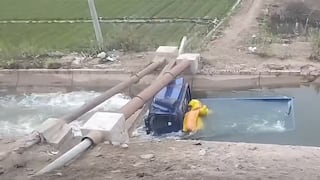Arequipa: Camión cargado de papas cae a canal de regadío y conductor se salva de morir en Camaná