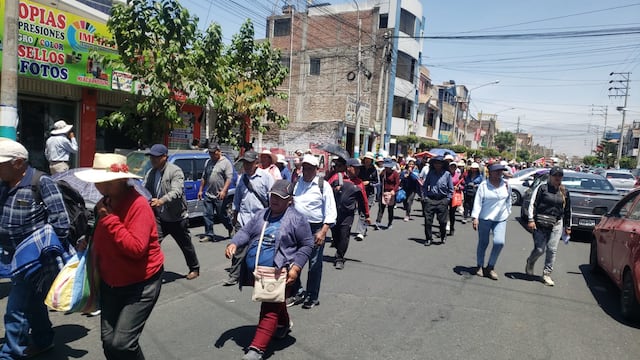 Pobladores marchan a la sede del gobierno regional por 32 muertos en la autopista Arequipa - La Joya (VIDEO)