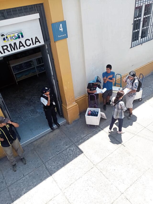 Informales armaron su búnker en uno de los accesos al Hospital del Niño, en Breña.