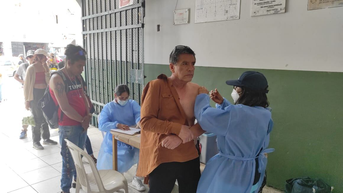 Cola en mercado San Camilo por dosis de refuerzo contra la COVID-19. Foto: GEC.