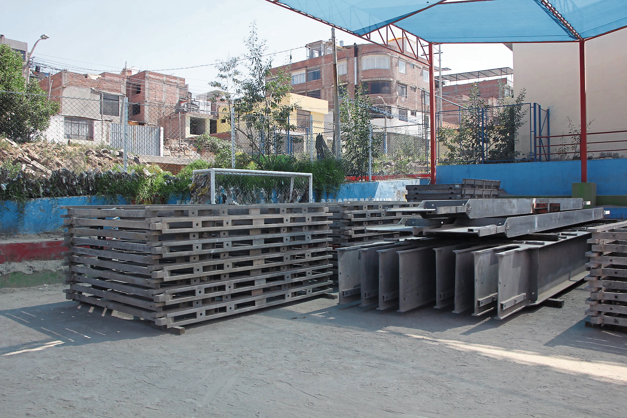 3 puentes colapsaron por las intensas lluvias en Cayma y solo enviaron una parte de la estructura del Villa Continental.