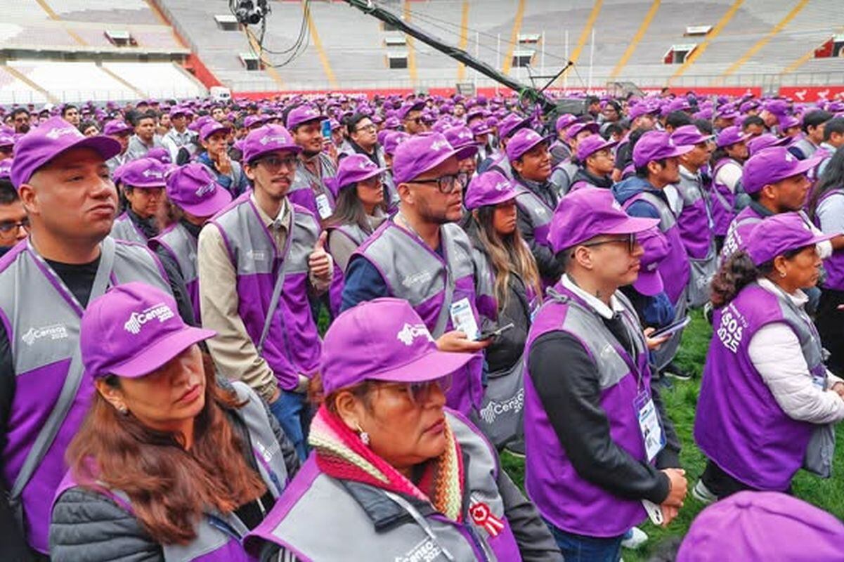 Tres delincuentes armados interceptaron al equipo y se llevaron dispositivos y pertenencias personales; el INEI asegura que los datos están protegidos.
