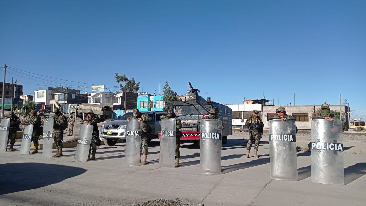 Policías en el puente Añashuayco. Foto: GEC