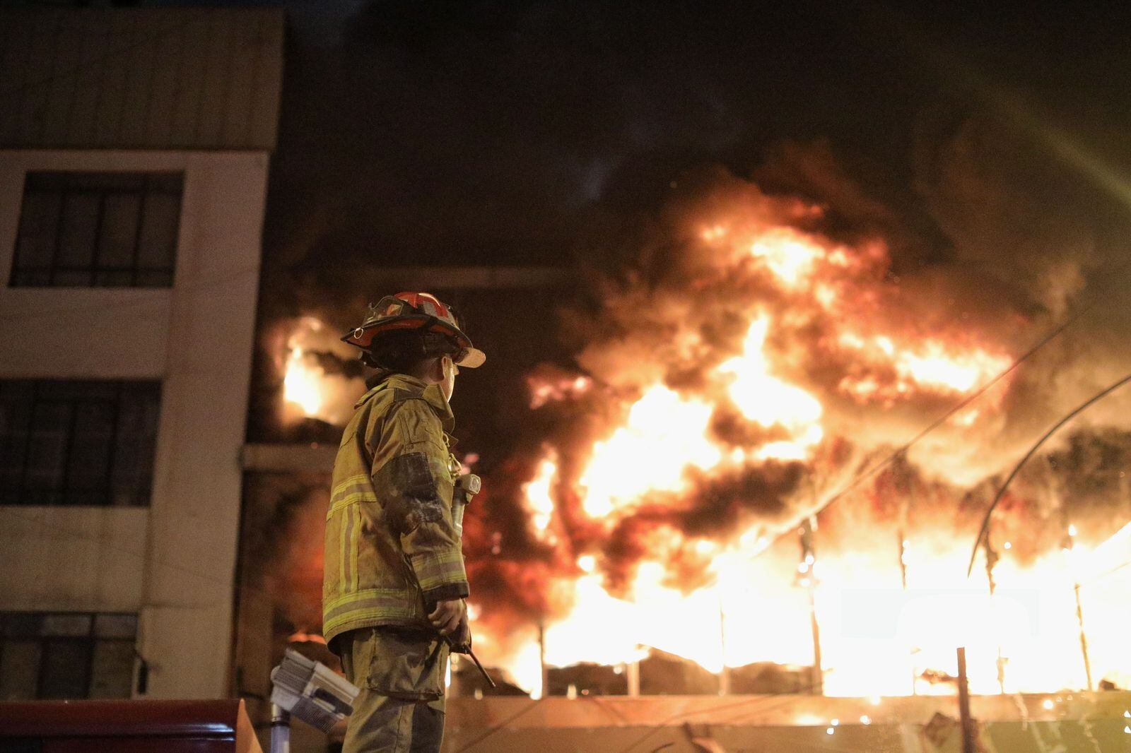 Se viene registrando un incendio de gran magnitud en la cuadra 10 del jirón Andahuaylas, cercado de Lima. Fotos: Joel Alonzo/ @photo.gec