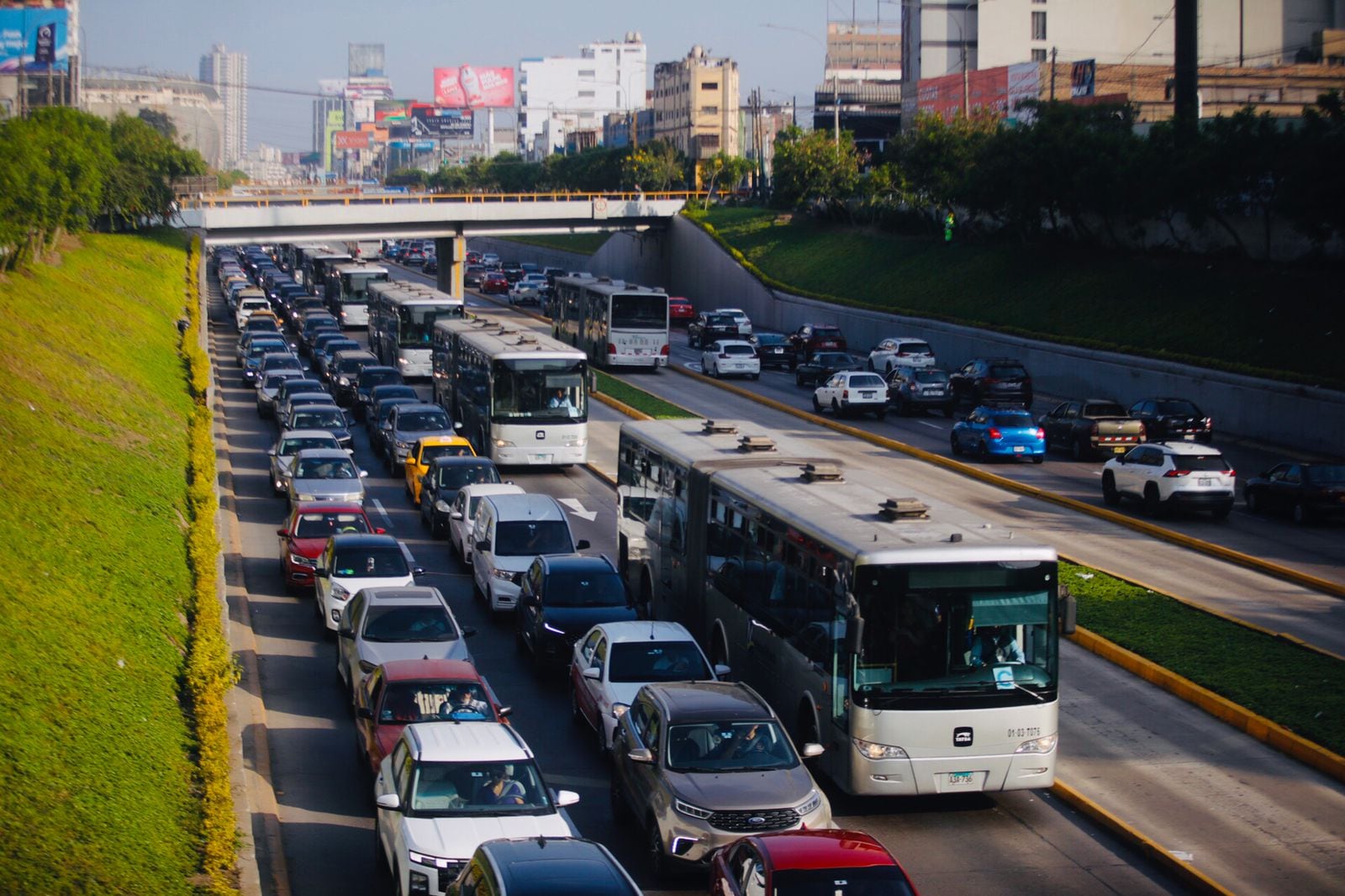Tras varias horas de cierre por un choque que dejó 35 heridos, las unidades del Metropolitano y los vehículos particulares ya circulan con normalidad en ambos sentidos. (Foto: César Grados @photo.gec)