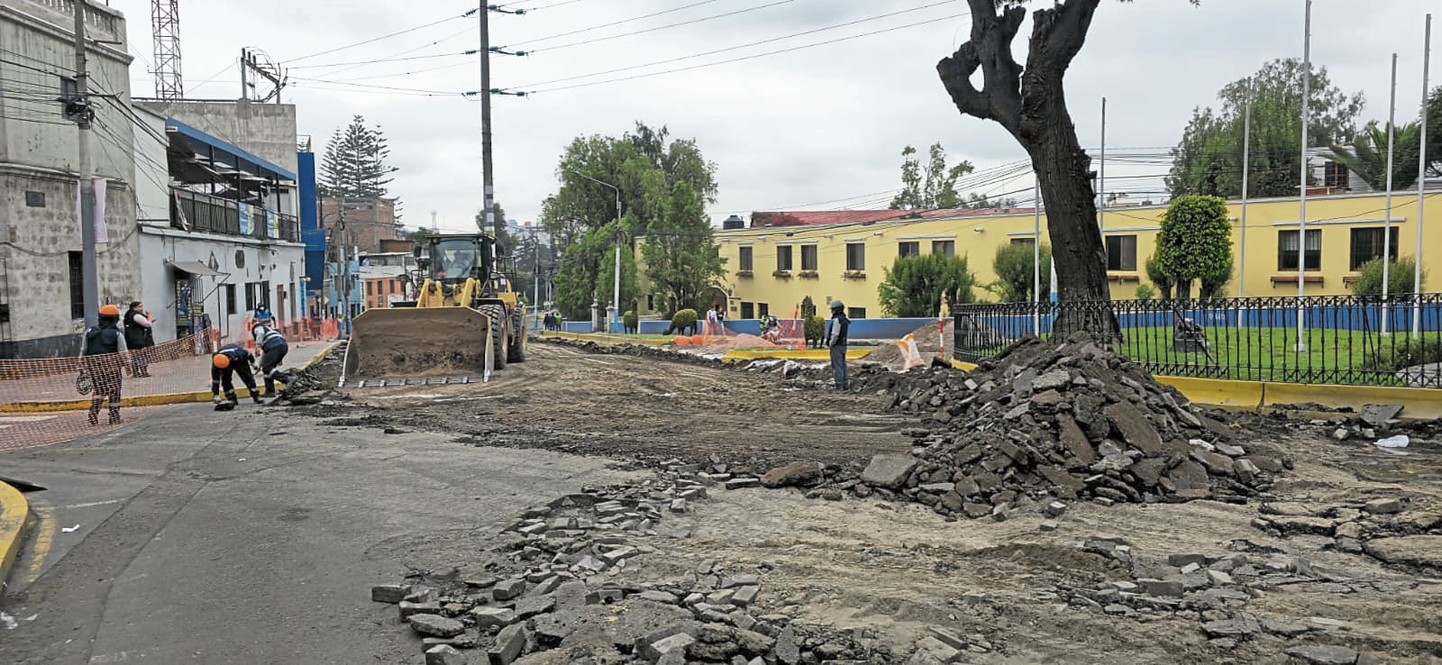 Retiran asfalto en carril de subida de la av. Juan de la Torre, Arequipa. Foto: GEC.