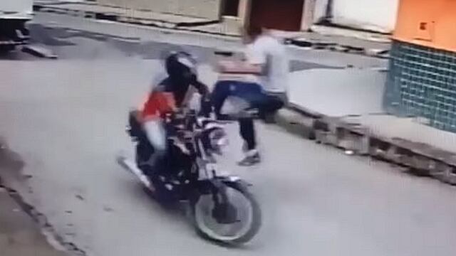 Con una patada voladora derribó a un ladrón que huía en moto (VIDEO)