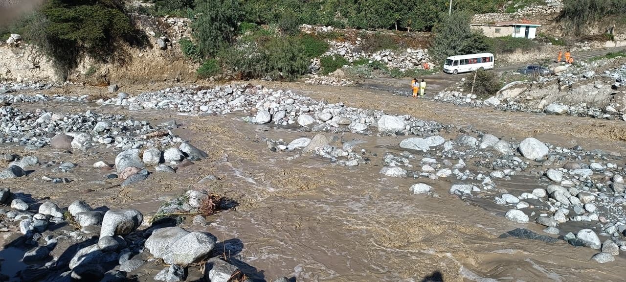 El tránsito quedó interrumpido en el distrito de Quicacha por presencia de rocas en el río (Foto: Municipalidad de Quicacha)