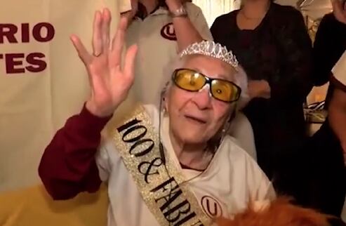 Doña Zelmira, la hincha de Universitario que acaba de cumplir 100 años.