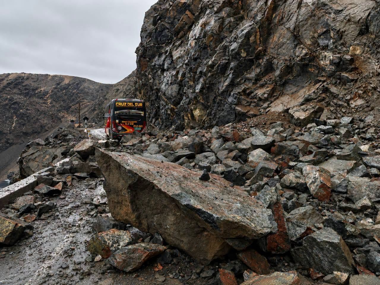 Desprendimiento de rocas dañó el bus de pasajero interregional en la Panamericana Sur