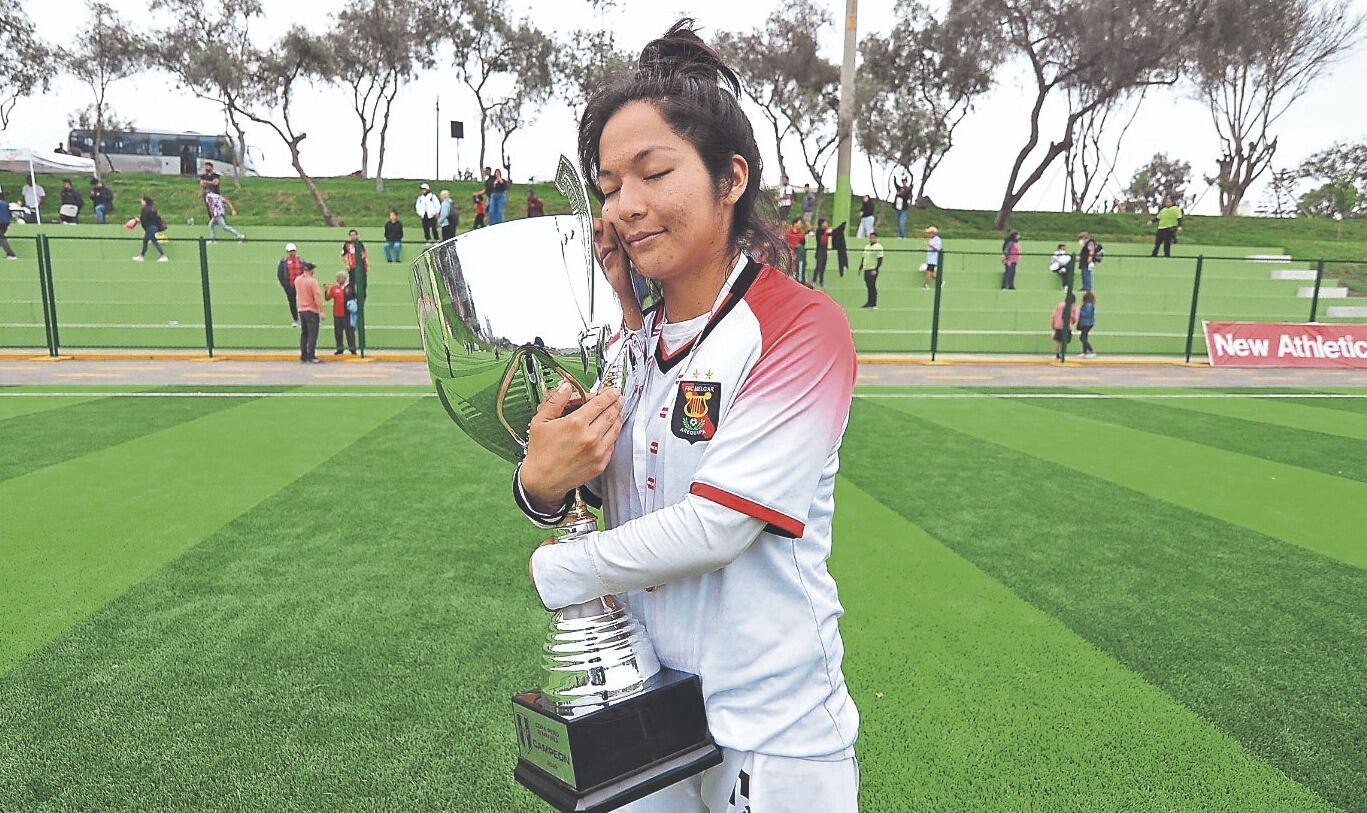 Yaquelin Sucapuca Fernández con el trofeo que logró con FBC Melgar. (Foto: Melgar)