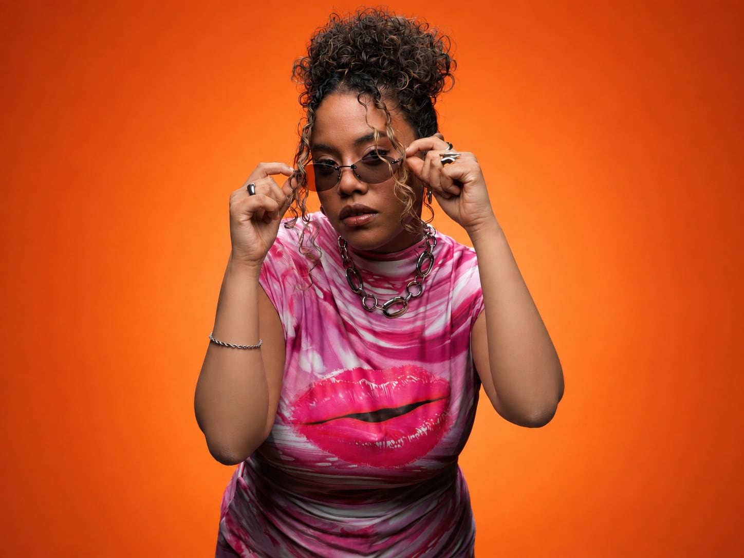 La cantante, compositora y productora musical Yubitza Hernández anunció el lanzamiento de “La Lengua Dispara”, una propuesta que fusiona ritmos tradicionales afroperuanos con influencias urbanas contemporáneas.