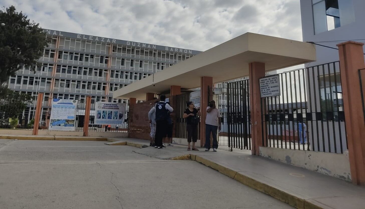 Personal administrativo pide a director del nosocomio cumplir con el pago de sus incentivos laborales.