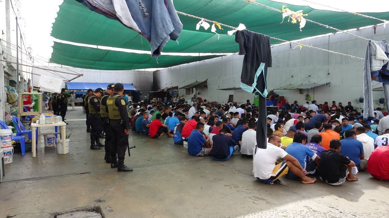 Operativo en el penal El Milagro permitió decomisar varios objetos prohibidos.