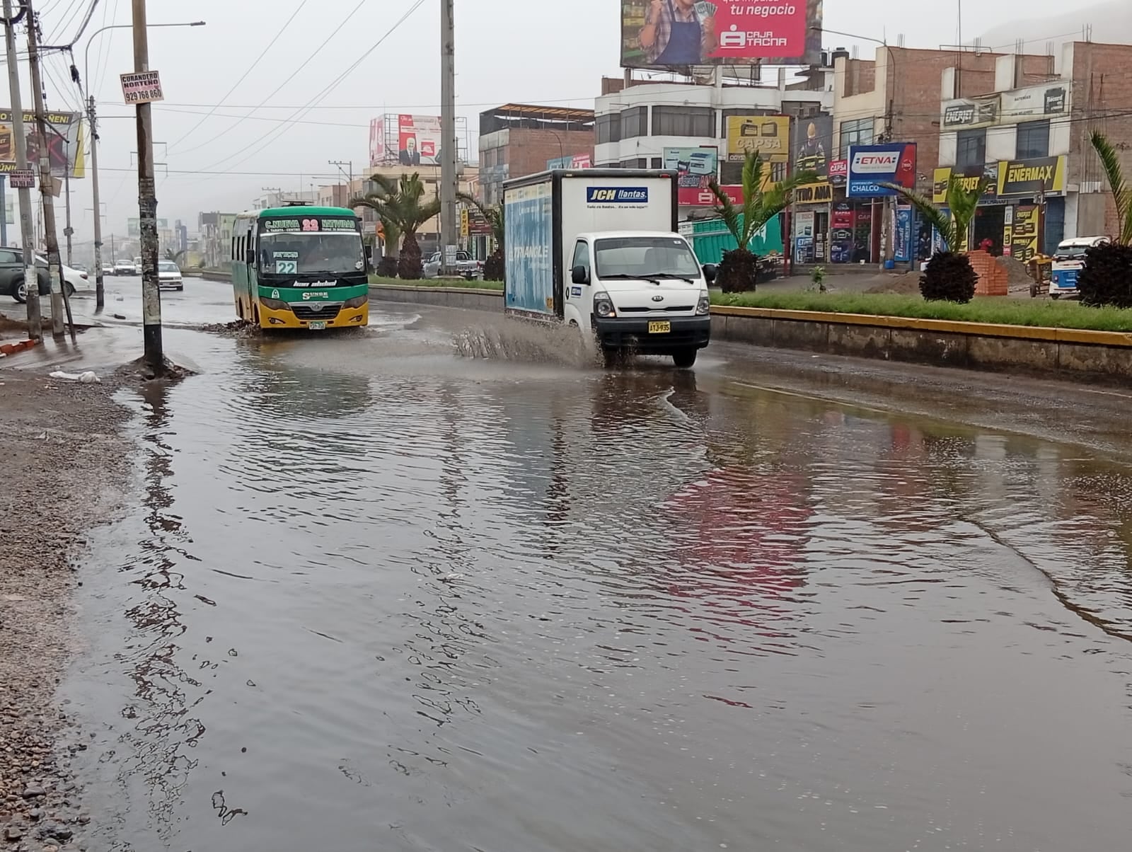 Vehículos públicos y particulares circularon sobre el agua en la avenida Jorge Basadre. (Foto: Adrian Apaza)