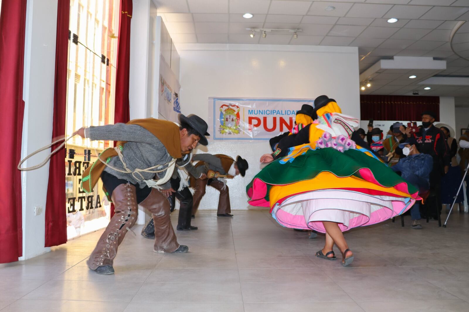 El Q'ajelo es una de las danzas más representativas de la provincia de Puno.