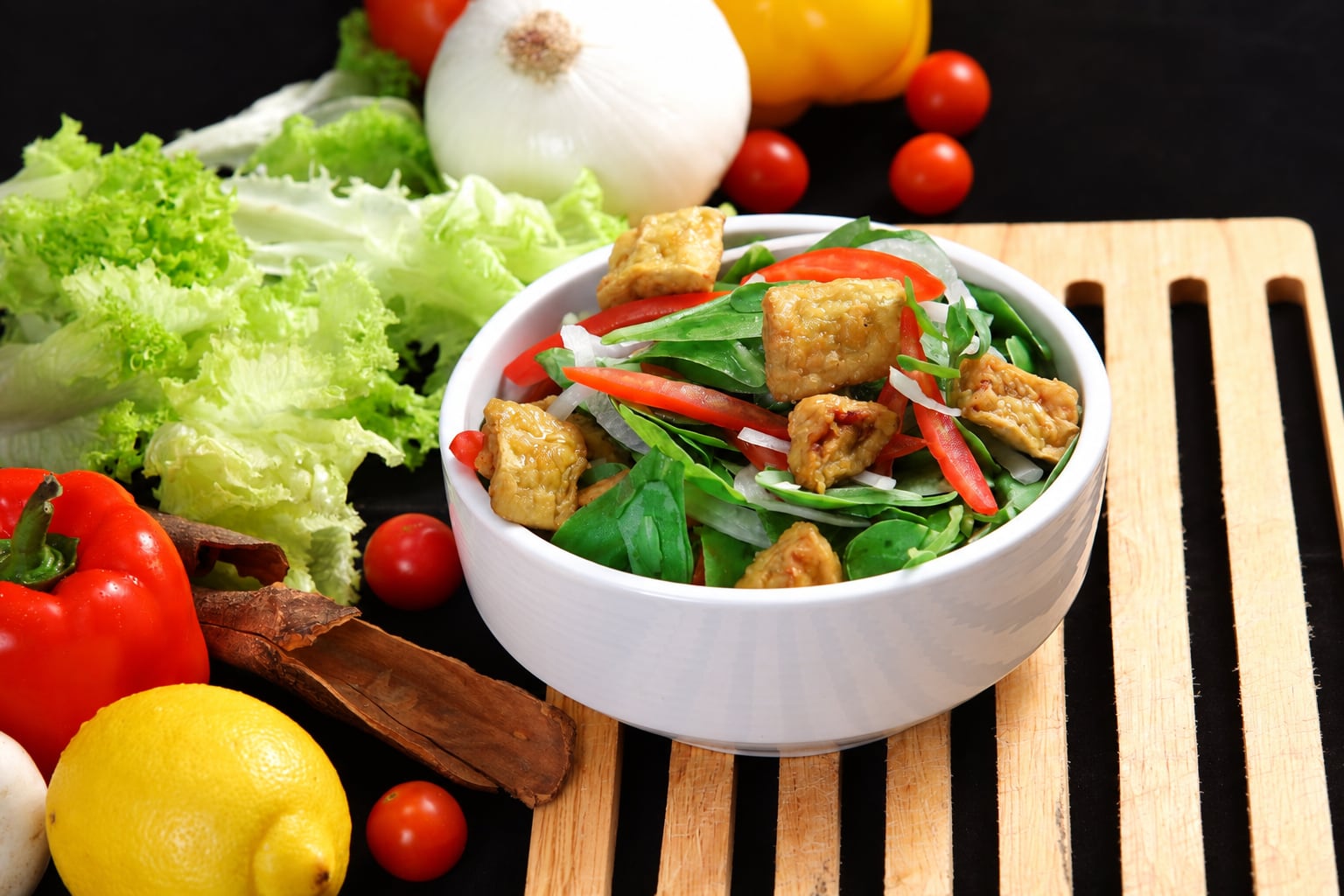 Frutas, verduras y preparaciones frescas pueden darle variedad al menú diario. Estas cuatro opciones incluyen platos ligeros, una alternativa con pollo y un postre frutal.