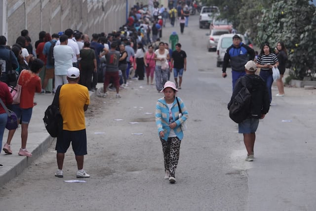 Se apertura las mesas de sufragio en el colegio San Luis Gonzaga de SJM, personas aún tienen quejas por el trabajo del personal de ONPE (Fotos: Julio Reaño/@photo.gec)