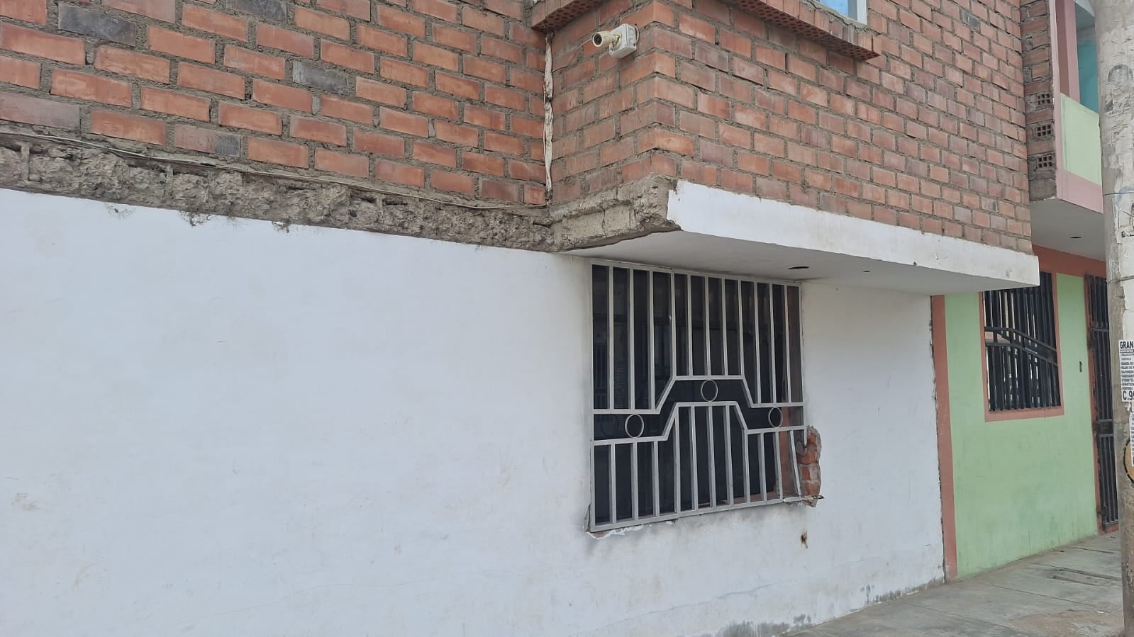 Explosión dejó daños materiales y también afectó el predio de una vecina.